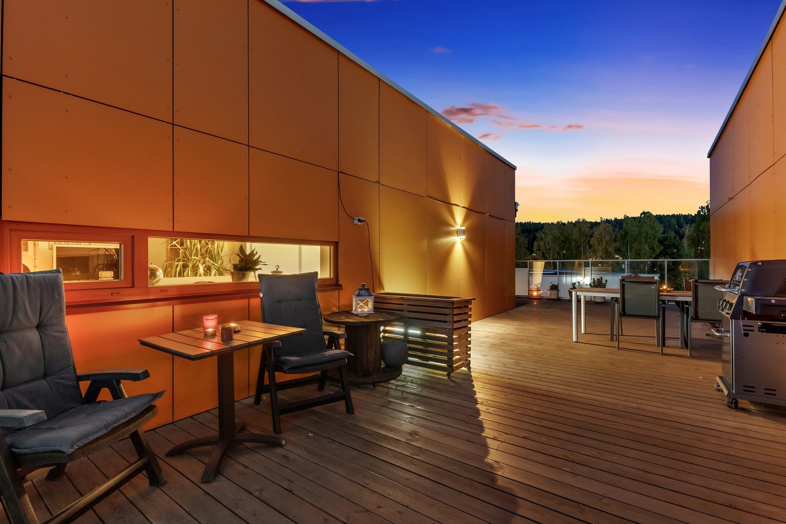 Masse plass til utemøbler, ideell for utendørs avslapning og sosiale sammenkomster. Galleribilde