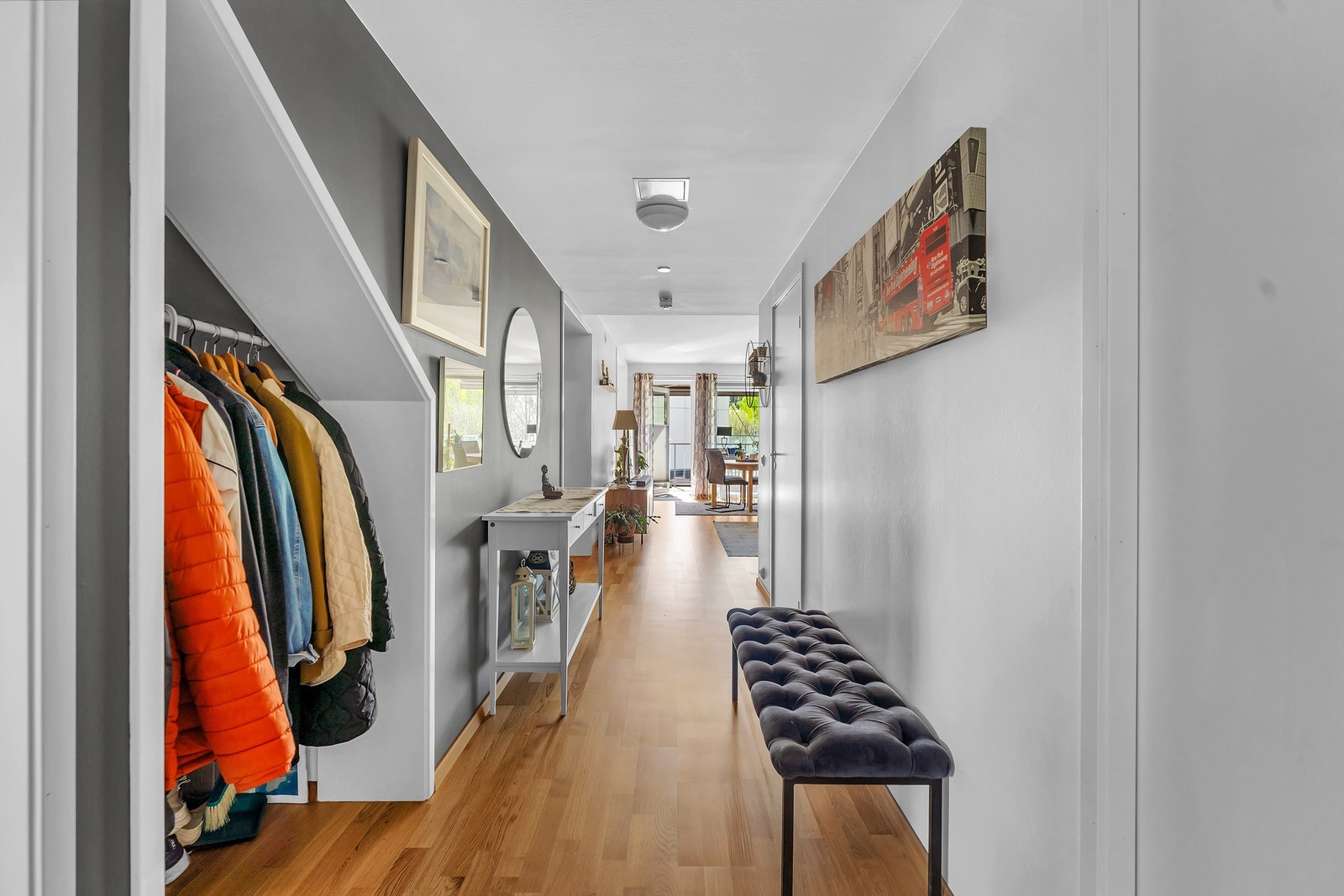 Inngangsparti med praktisk nisje for oppheng av klær Galleribilde