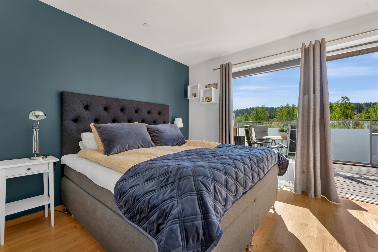 Soverom i 2. etasje med utgang til terrasse og store vindusflater som gir rikelig med lysinnslipp Galleribilde