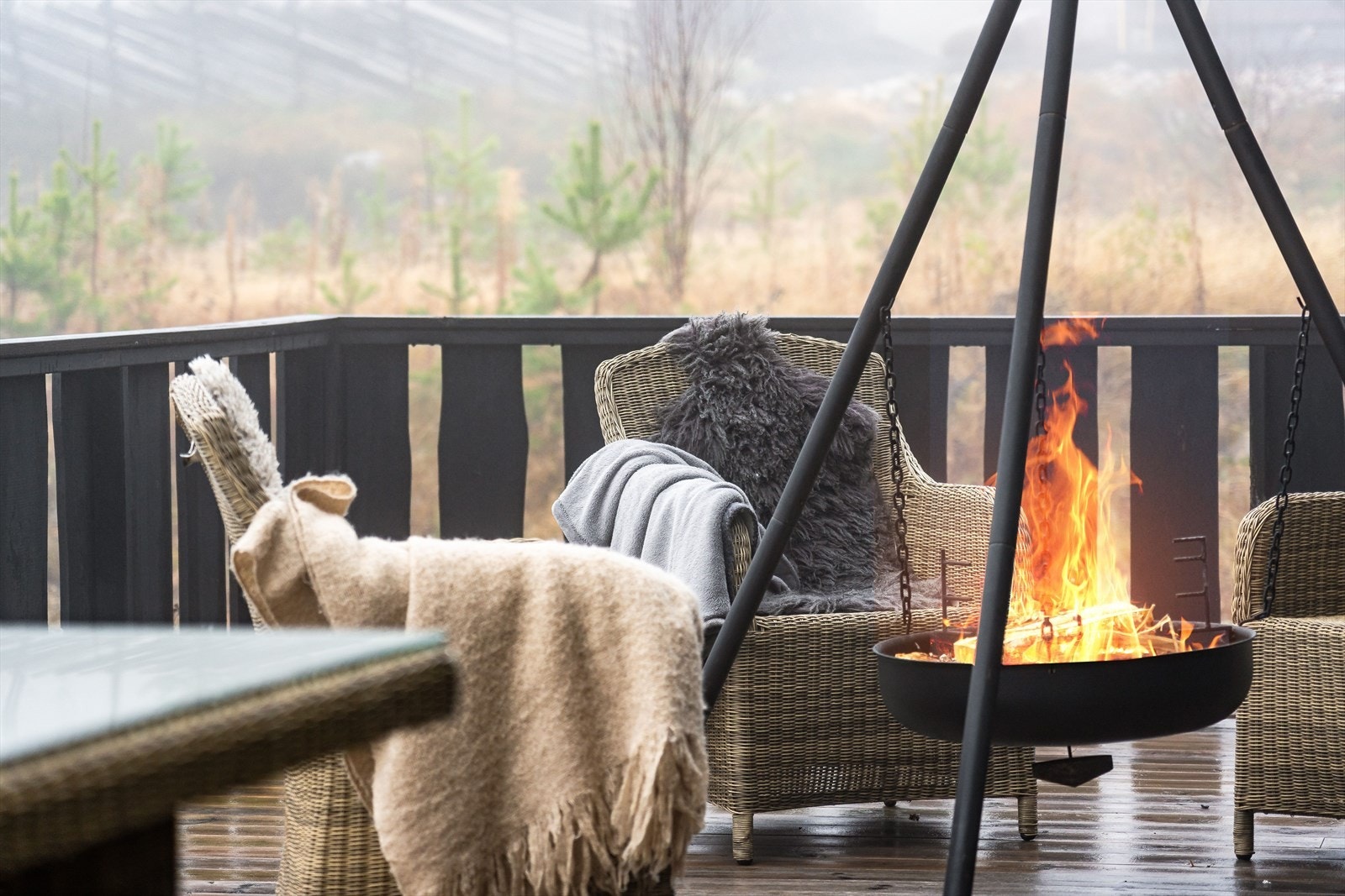 Terrassen strekker seg langs hjørnet på hytta. Beliggenheten mot både syd og vest sørger for gode solforhold til sent på kveld. Galleribilde