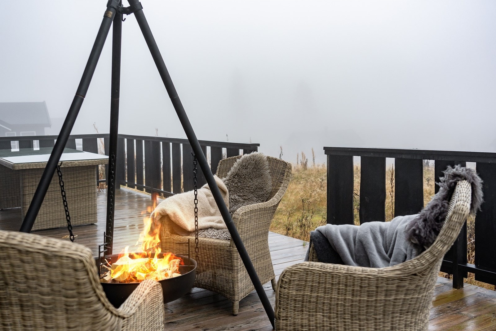 Fra spisestuen har du utgang til en sydvendt terrasse på 43m² med gode solforhold og flott utsikt! Galleribilde