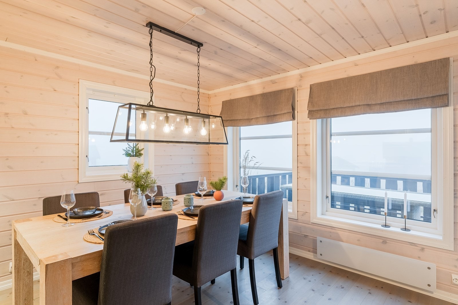 I tilknytning til kjøkkenet er det plass til et stort spisebord som blir et naturlig samlingspunkt. Galleribilde