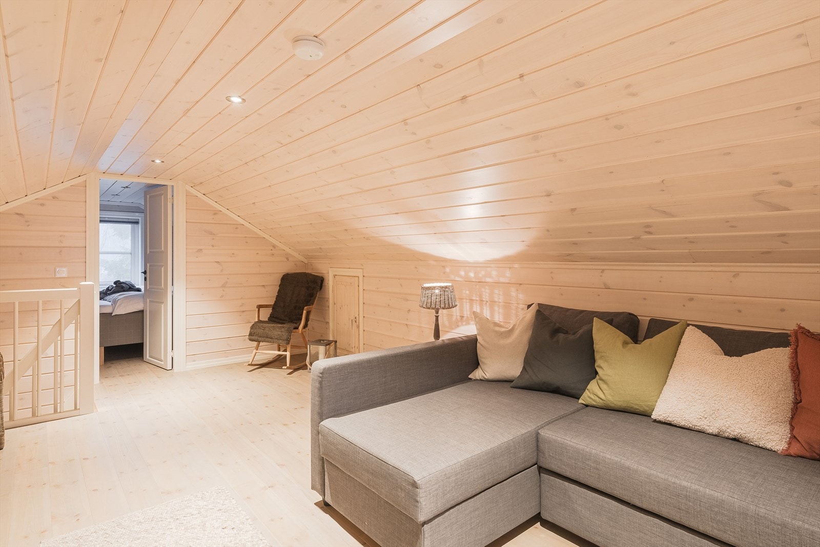 Hemsen er innredet med en loftstue og 2 soverom. Hemsen har ikke målverdig areal grunnet lav takhøyde, men et gulvareal ca. 37m². Det gjøres oppmerksom på at rommene på hemsen ikke er godkjent for varig opphold. Galleribilde