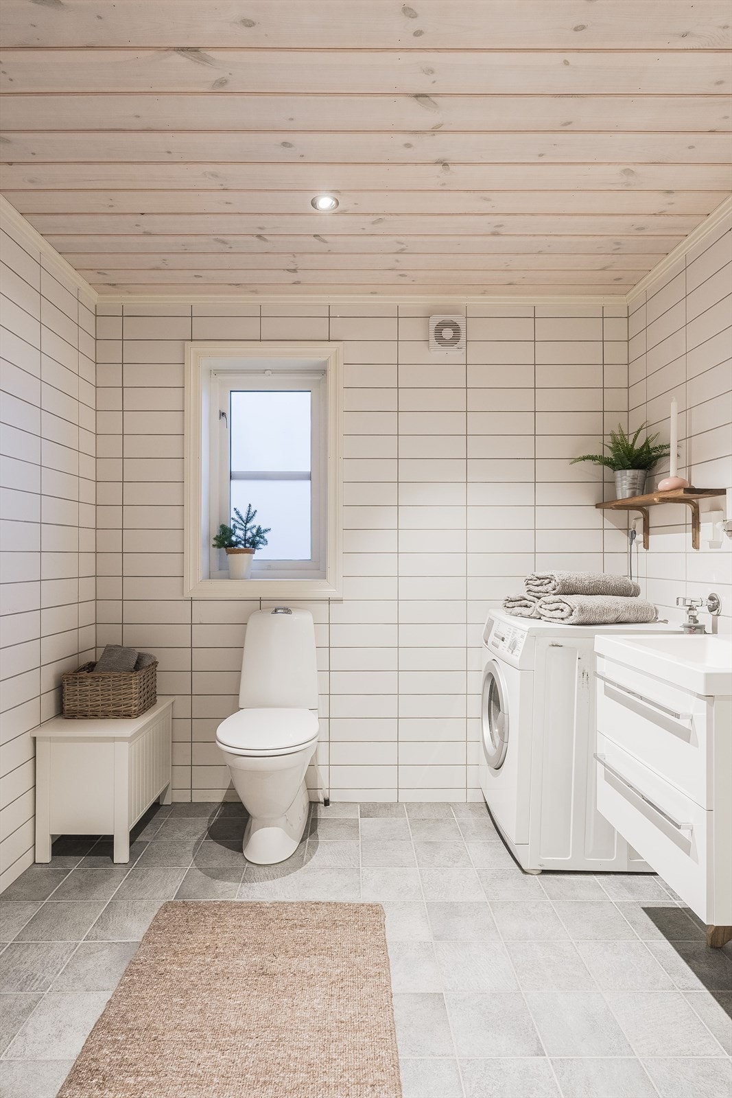 Hytta har et lyst og tidløst baderom fra byggeåret 2016. Baderommet har grå fliser på gulv med gulvvarme, hvite fliser på veggene, downlights i himlingen og mekanisk avtrekk. Galleribilde