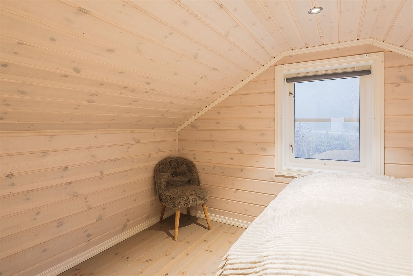 Rommet har samme gode standard fra 2016 som resten av hytta. Det gjøres oppmerksom på at rommene på hemsen ikke er godkjent for varig opphold. Galleribilde