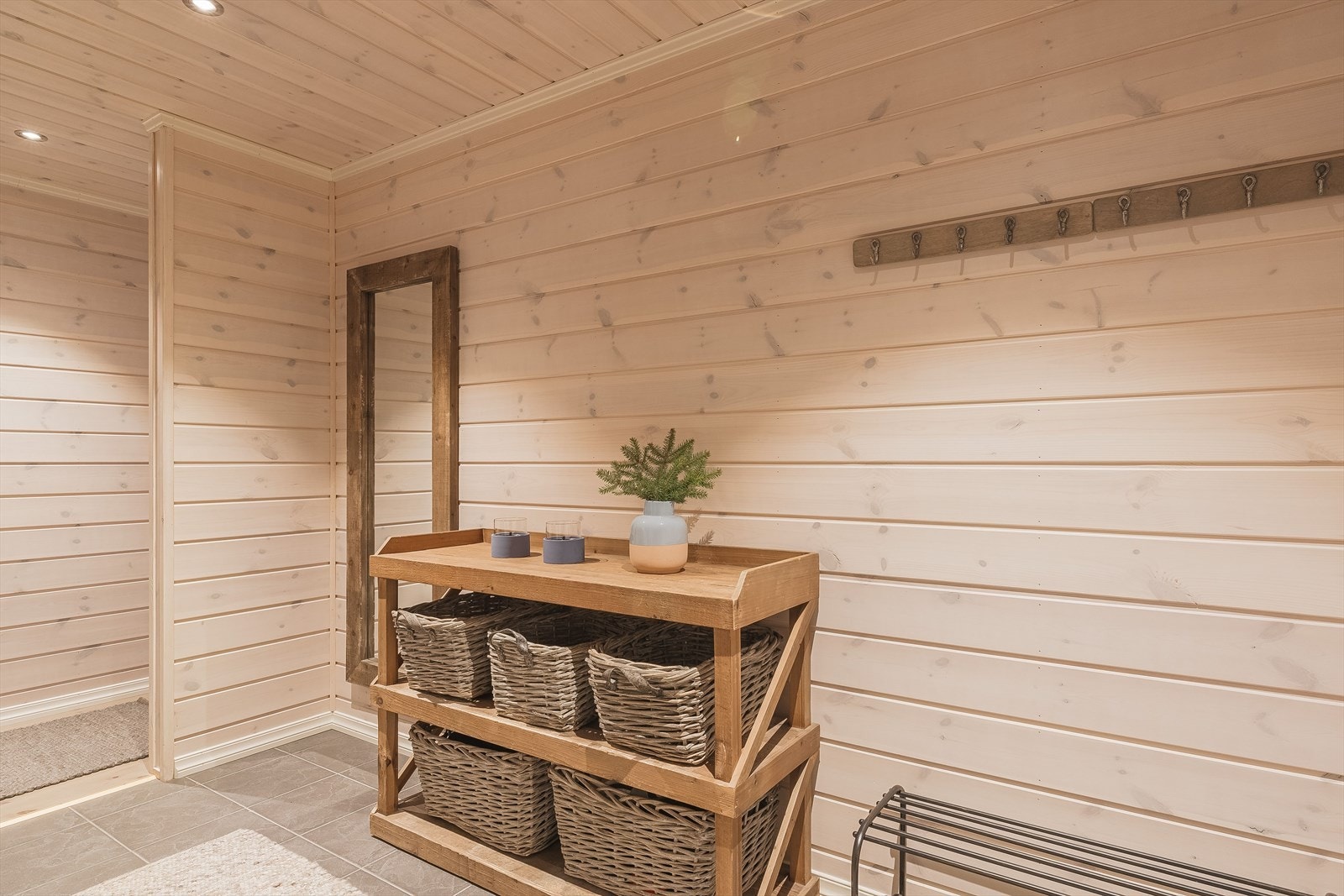 Entréen har god standard fra 2016 med grå fliser på gulv med gulvvarme, lys liggende panel på veggene, skjult elektrisk anlegg og downlights i himlingen. Galleribilde