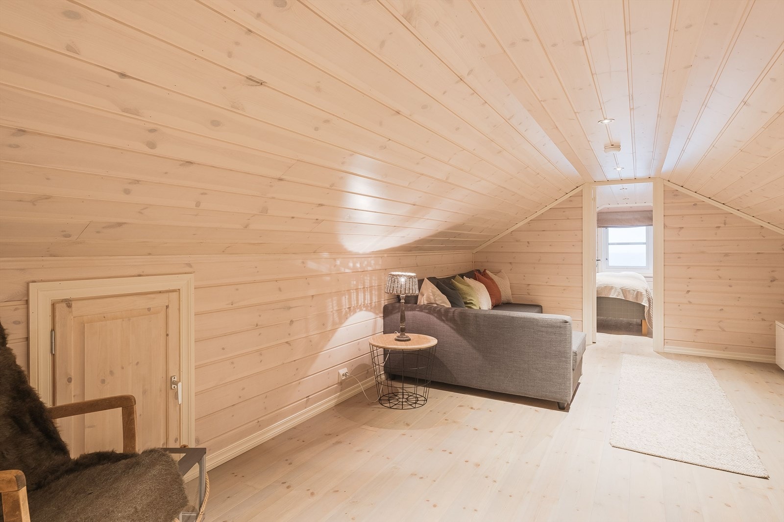 Fra loftstuen er det også adkomst til kneloft med lagringsmuligheter. Det gjøres oppmerksom på at rommene på hemsen ikke er godkjent for varig opphold. Galleribilde