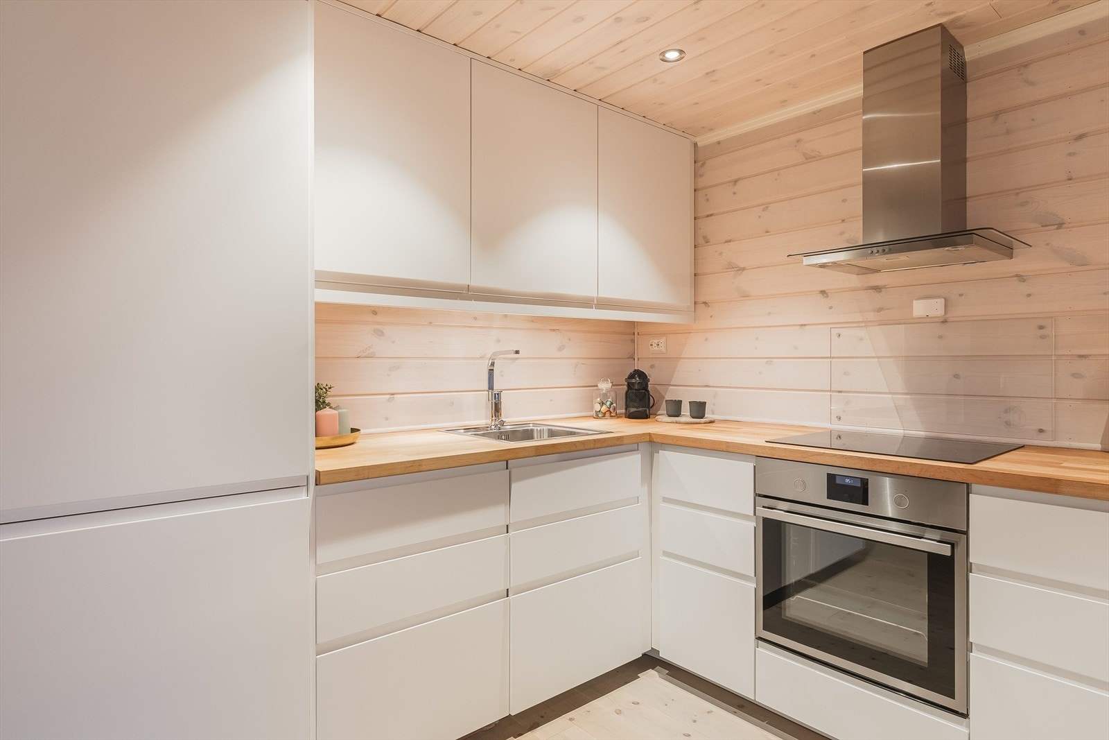 Kjøkkenet er fullt utstyrt med medfølgende hvitevarer som nedfelt platetopp, vegghengt ventilator med avtrekk, integrert stekeovn, oppvaskmaskin og kjøleskap med frysedel. Galleribilde