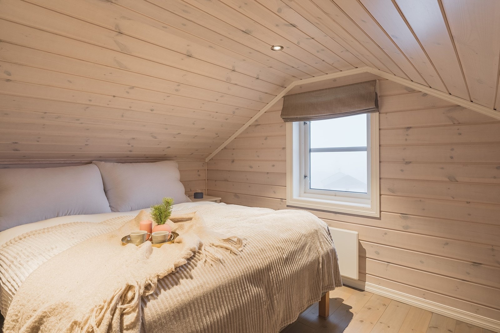 Rommet er i dag innredet med en dobbeltseng og kommoder. Det gjøres oppmerksom på at rommene på hemsen ikke er godkjent for varig opphold. Galleribilde