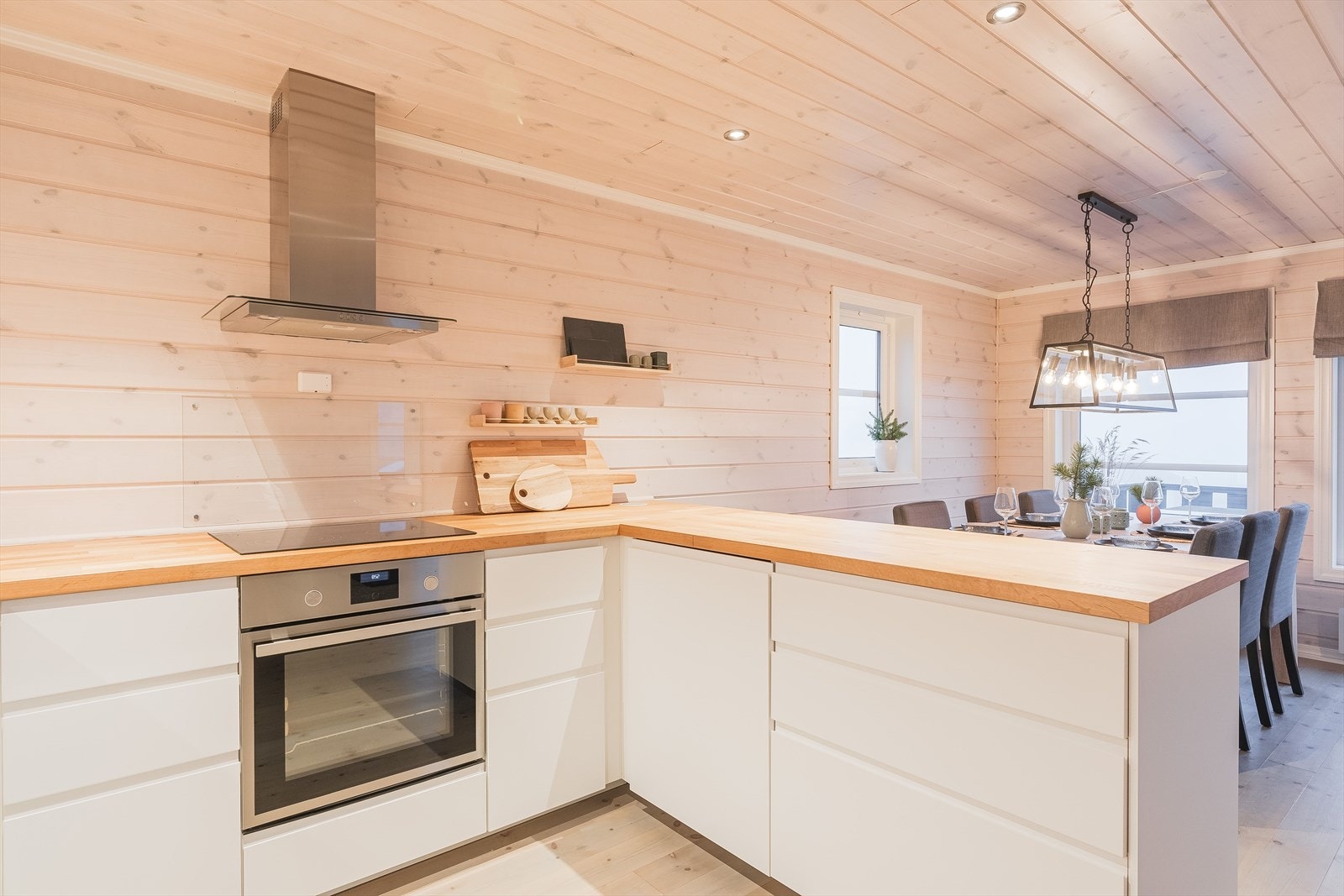 Stilrent og moderne kjøkken fra 2016 med god skap- og benkeplass. Innredningen har hvite glatte fronter og heltre benkeplate med nedfelt oppvaskkum. Galleribilde