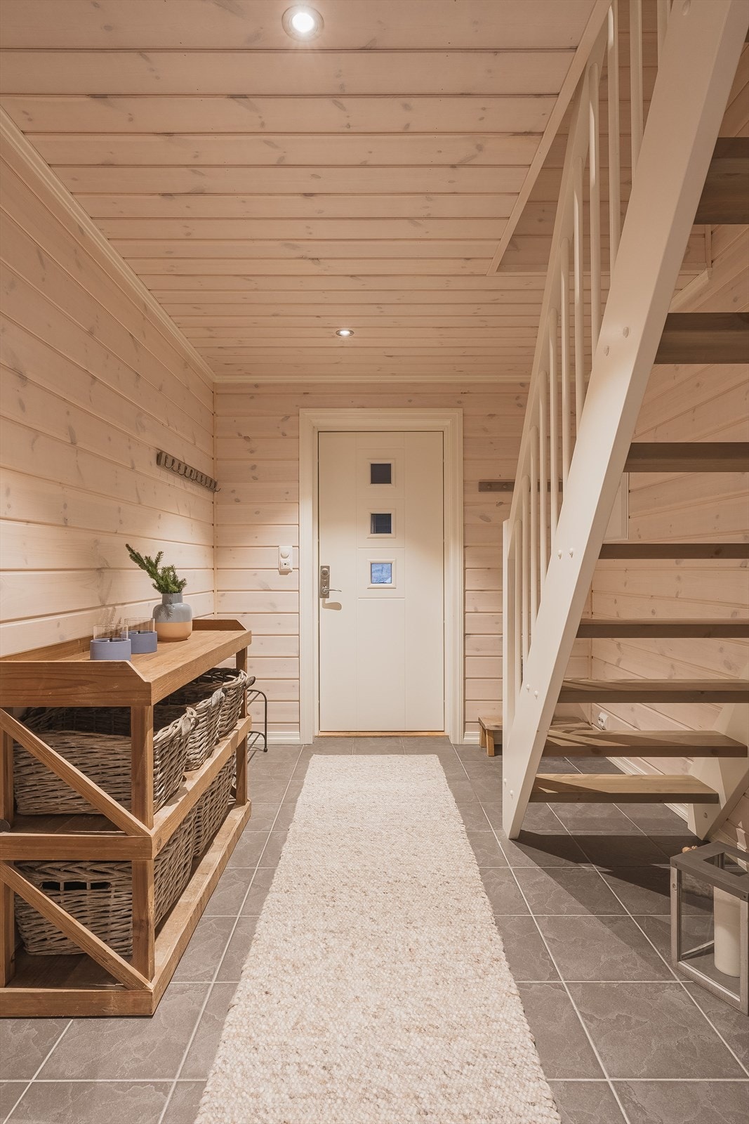 Når du entrer hytta kommer du inn i en lys og praktisk entré med plass til garderobeløsninger etter eget ønske og behov. Galleribilde