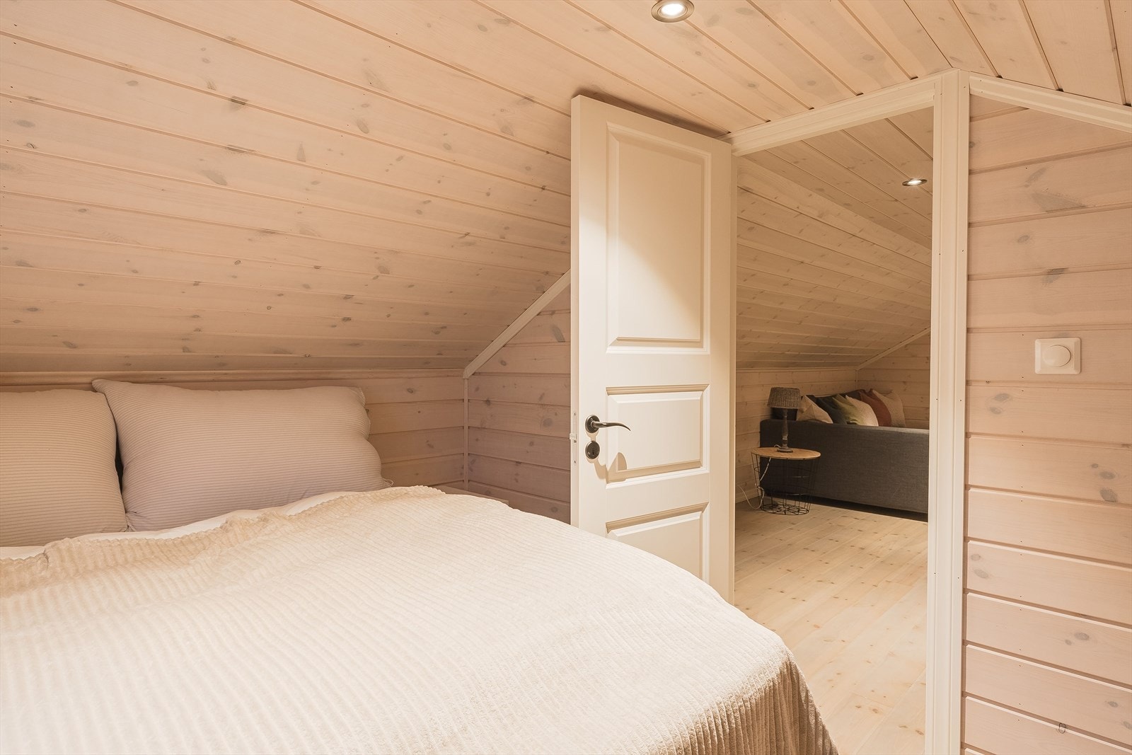 Også dette rommet er innredet med en dobbeltseng. Det gjøres oppmerksom på at rommene på hemsen ikke er godkjent for varig opphold. Galleribilde