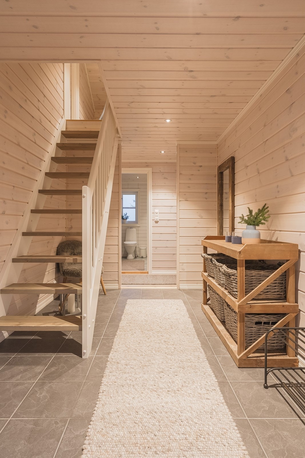 Fra entréen er det trapp opp til hemsen. Galleribilde