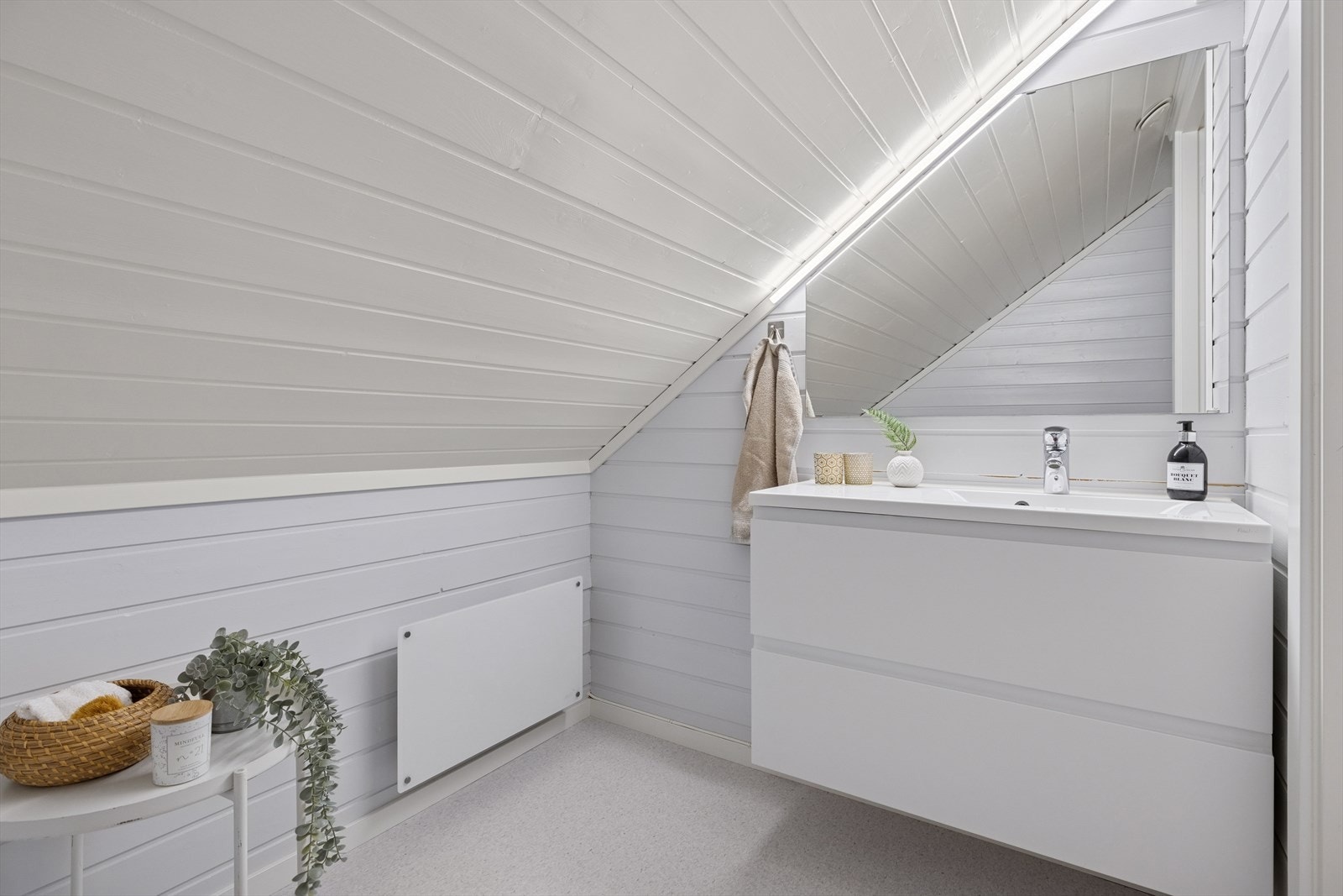 Toalettrommet fra 2017/2019 som har vinylbelegg på gulv og malt panel på vegger og tak. Rommet er utstyrt med oalett, samt baderomsinnredning med servant. Galleribilde