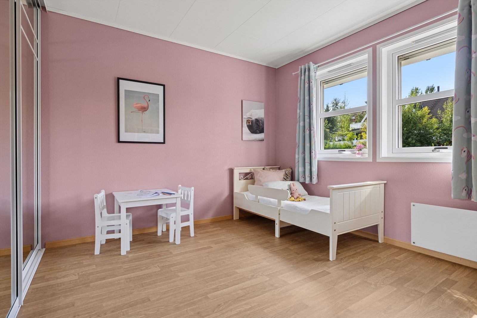 Etasjen er innredet med to romslige soverom som begge har god plass til stor seng og tilhørende møblement. Her er det også et stort skyvedørsgarderobeskap med god plass til oppbevaring. Galleribilde