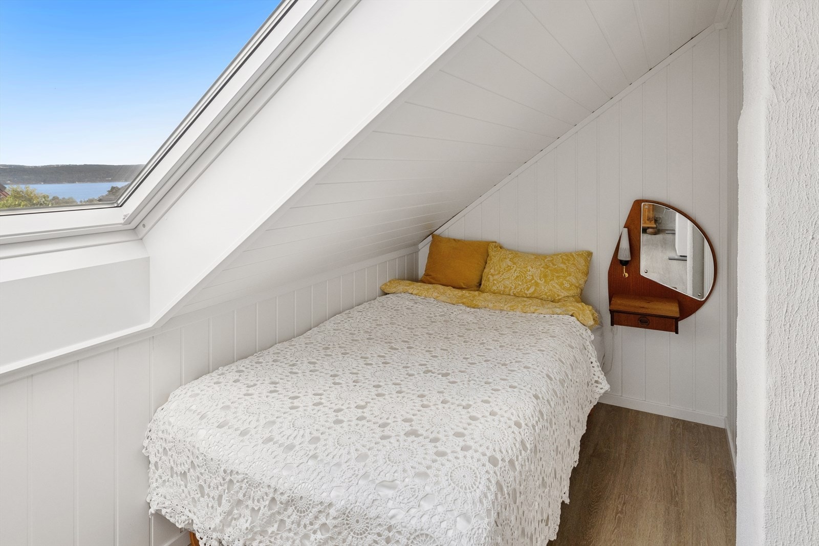 Fra soverommet er det fin utsikt til sjøen. Galleribilde