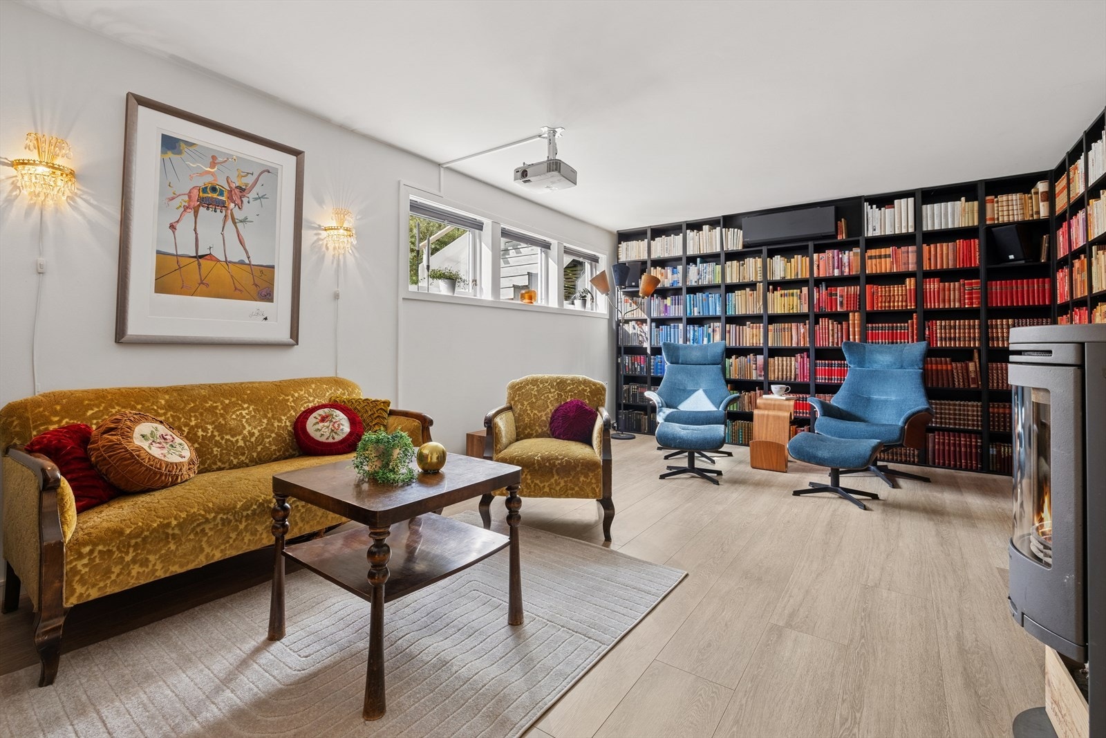 Det er innredet med en lys og romslig kjellerstue. Rommet er ikke godkjent for varig opphold, se mer pkt. ferdigattest. Galleribilde