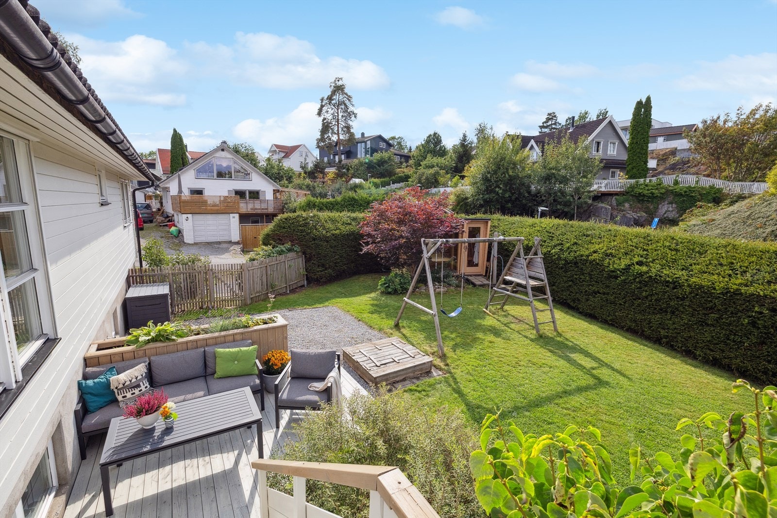 Hagen er usjenert og er meget barnevennlig med stor gressplen og hekk. Galleribilde
