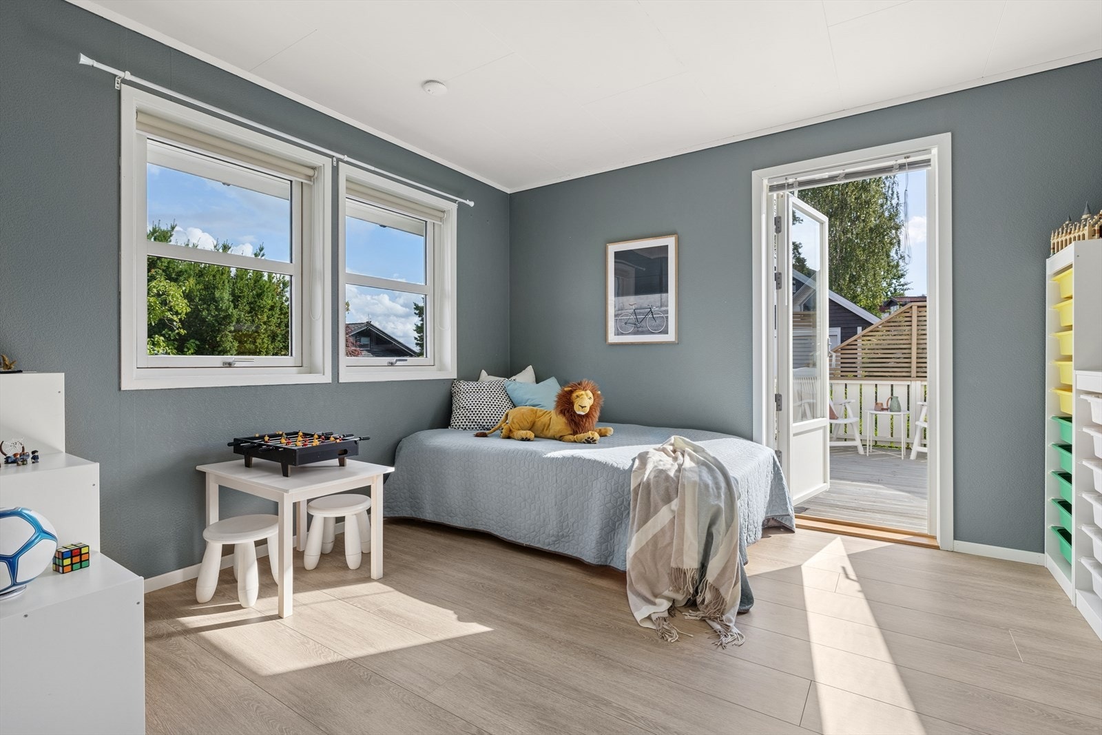 Soverom II har direkte utgang til stor sydvendt terrasse med sol hele dagen. Galleribilde