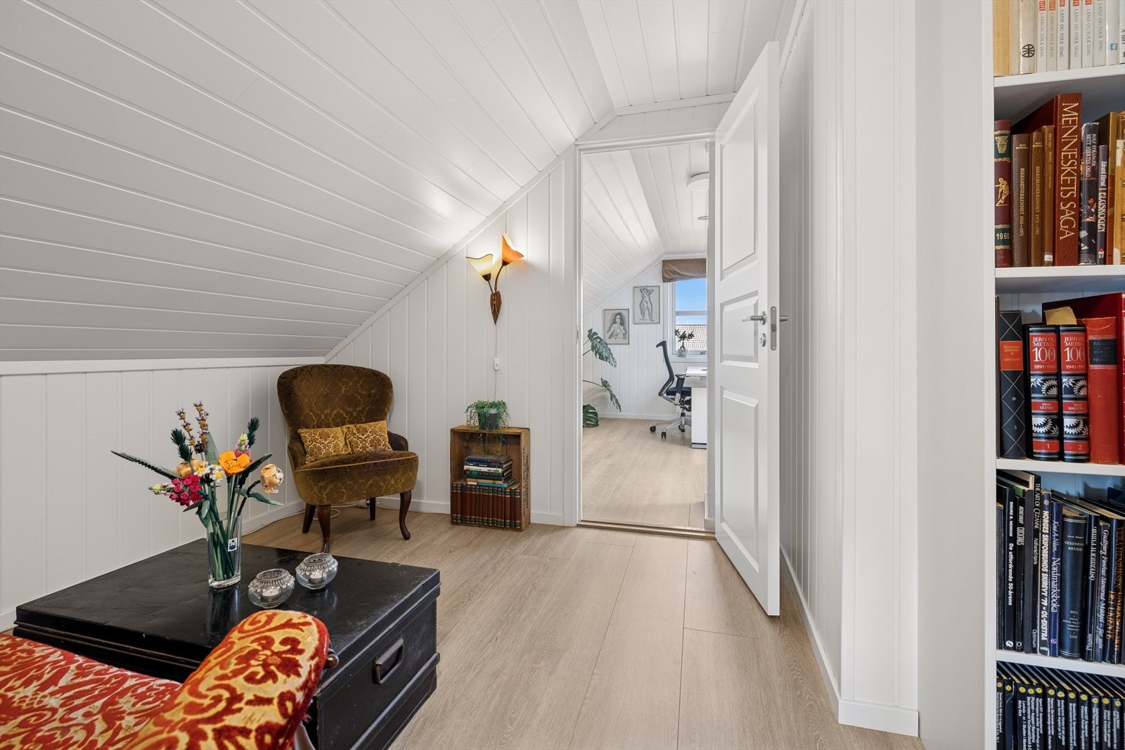 På loftet, i gangen mellom soverommene, er det innredet en fin lesekrok. Galleribilde