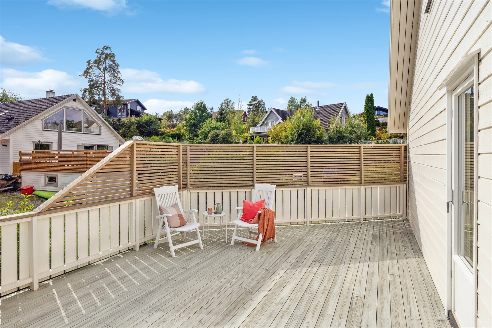 Utgang fra soverom til sydvendt og solrik terrasse. Galleribilde