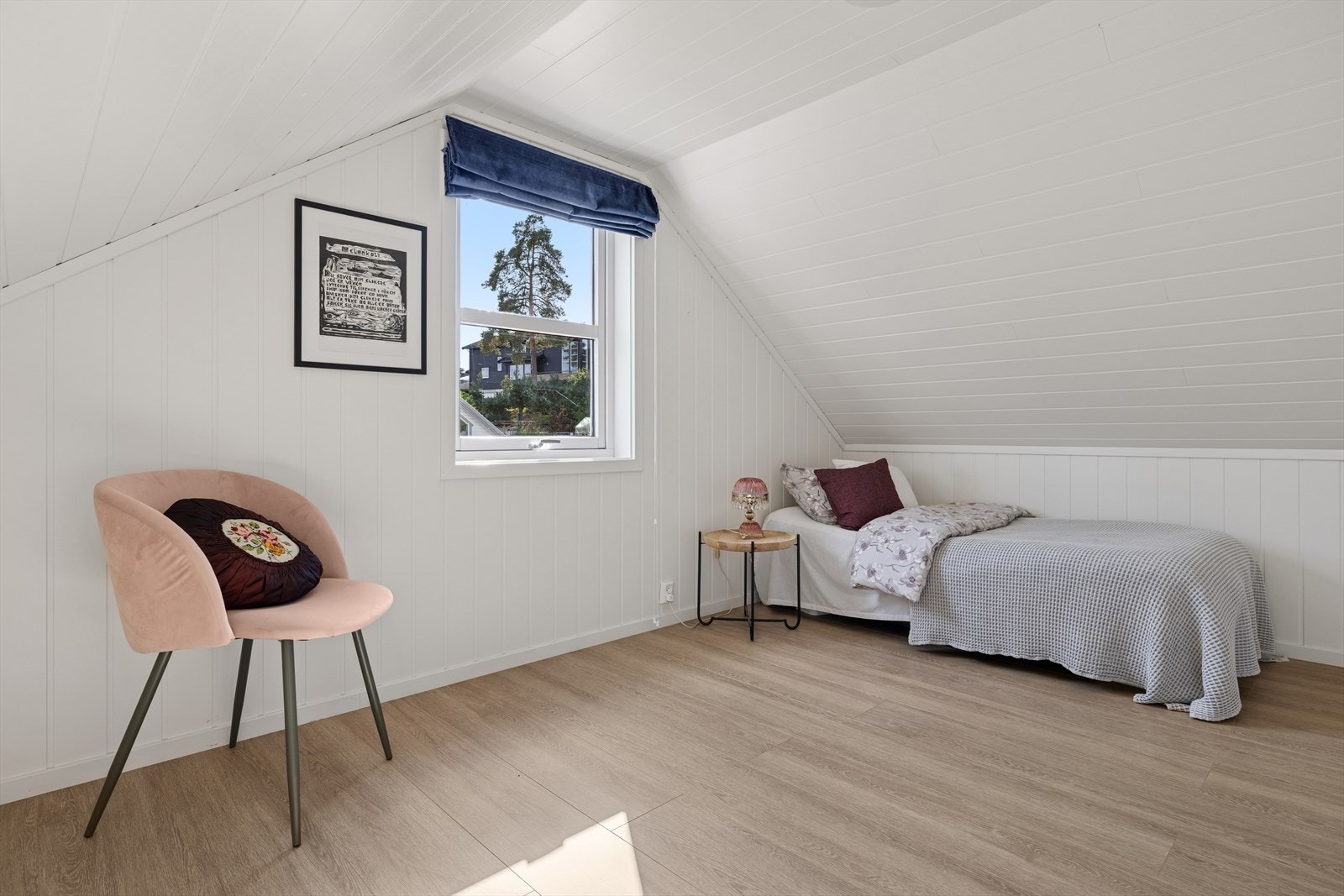 Det andre soverommet på loftet har god plass til stor seng, tilhørende møblement og oppbevaring. Galleribilde
