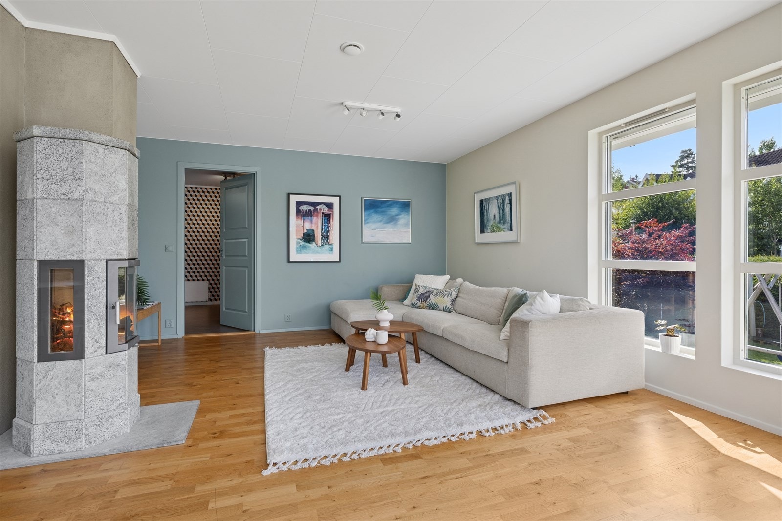 Stuen har en pen kleberstiensovn for hygge og varme på kalde dager. Galleribilde