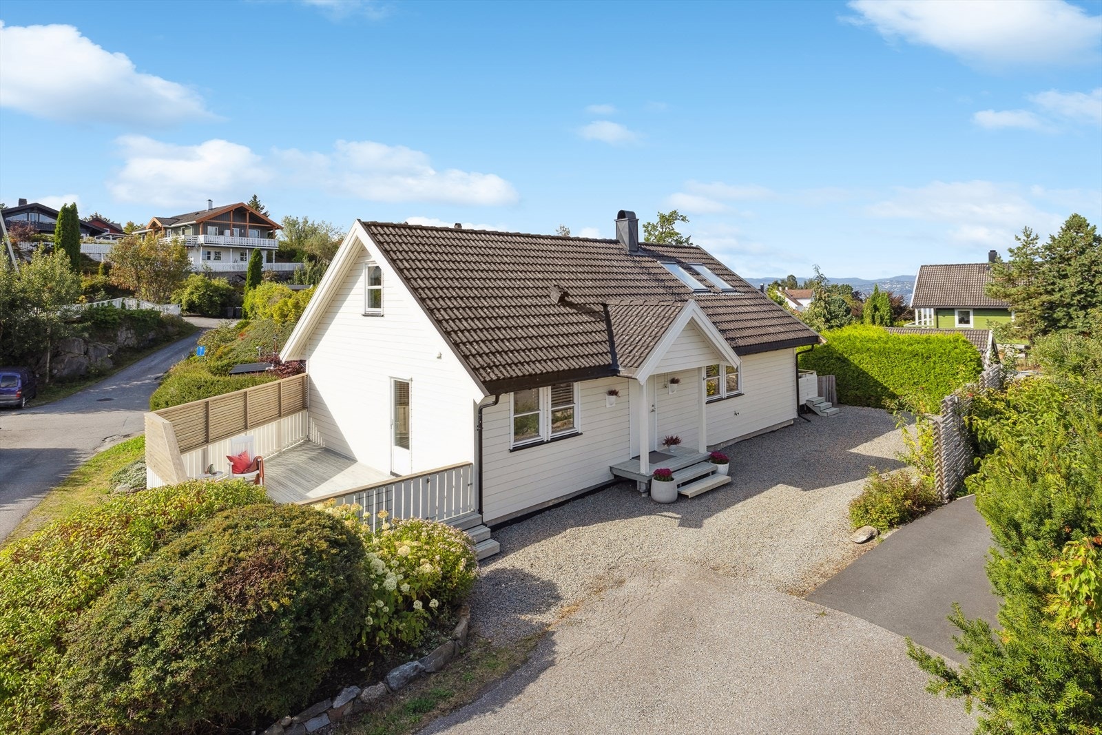 Det er gode parkeringsmuligheter på tomten. Galleribilde