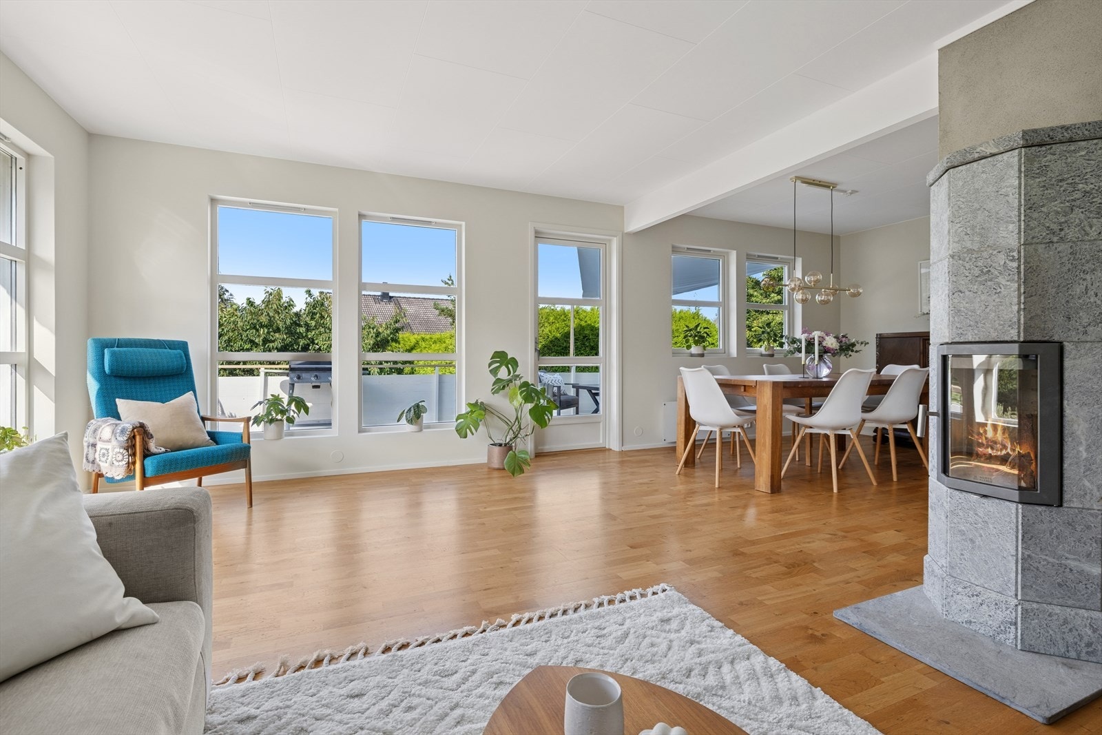 Stuen er lys og trivelig med plass til flere møbleringsmuligheter for å skape den stuen du selv ønsker. Galleribilde