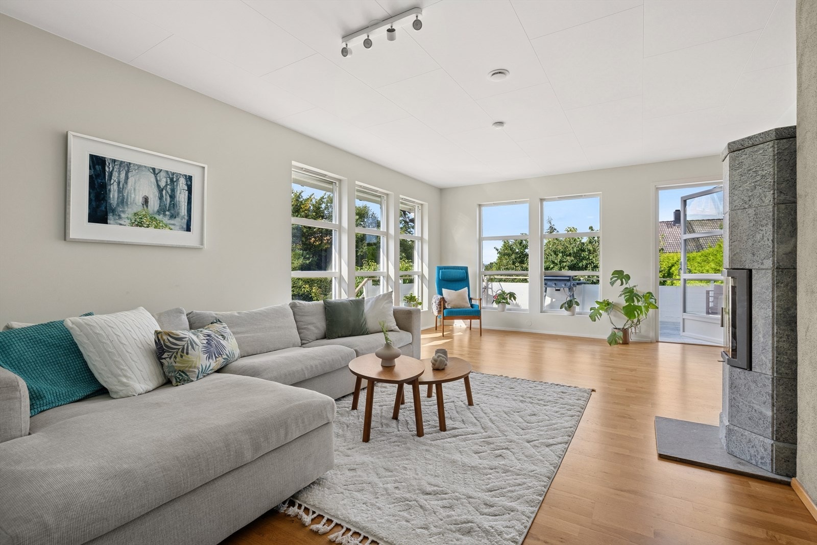 Lys og luftig stue med store vinduer. Galleribilde