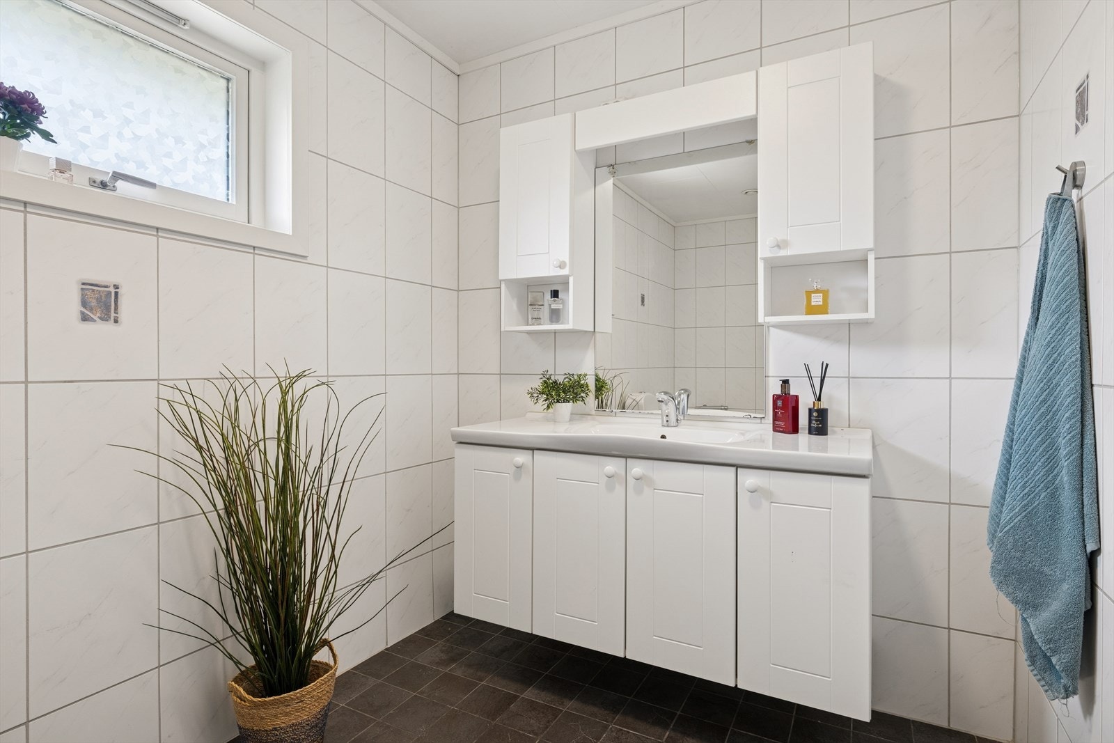 Flislagt baderom fra byggeåret med gulvvarme, modernisert i 2003. Galleribilde