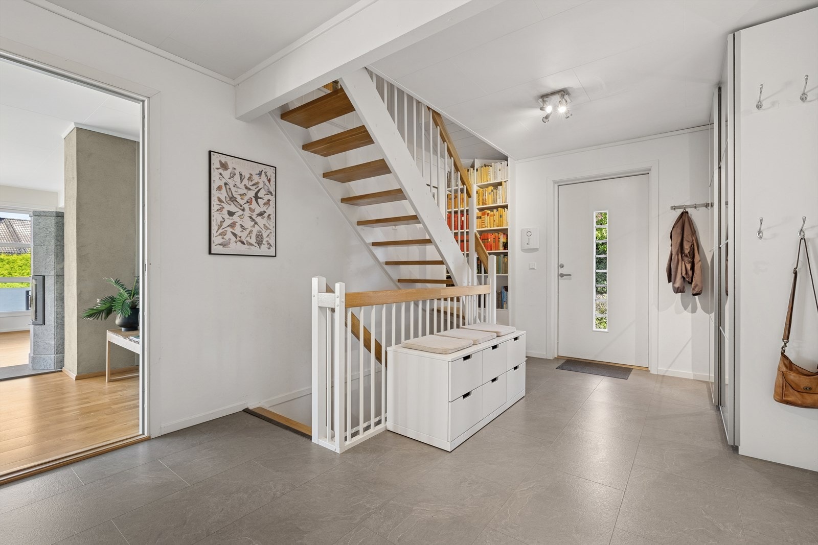 Her ønskes du velkommen inn i en romslig entré/hall med god plass til oppbevaring av ytterklær og sko i skyvedørsgarderobe. Galleribilde