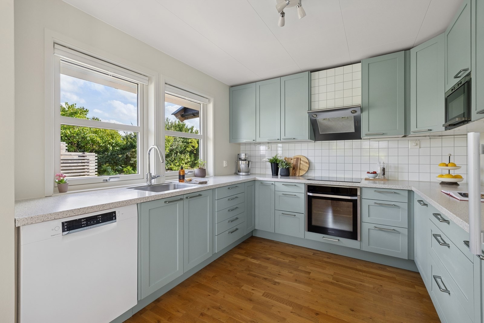 Kjøkkenet er innredet i en praktisk form, og har godt med både skap- og benkeplass. Galleribilde