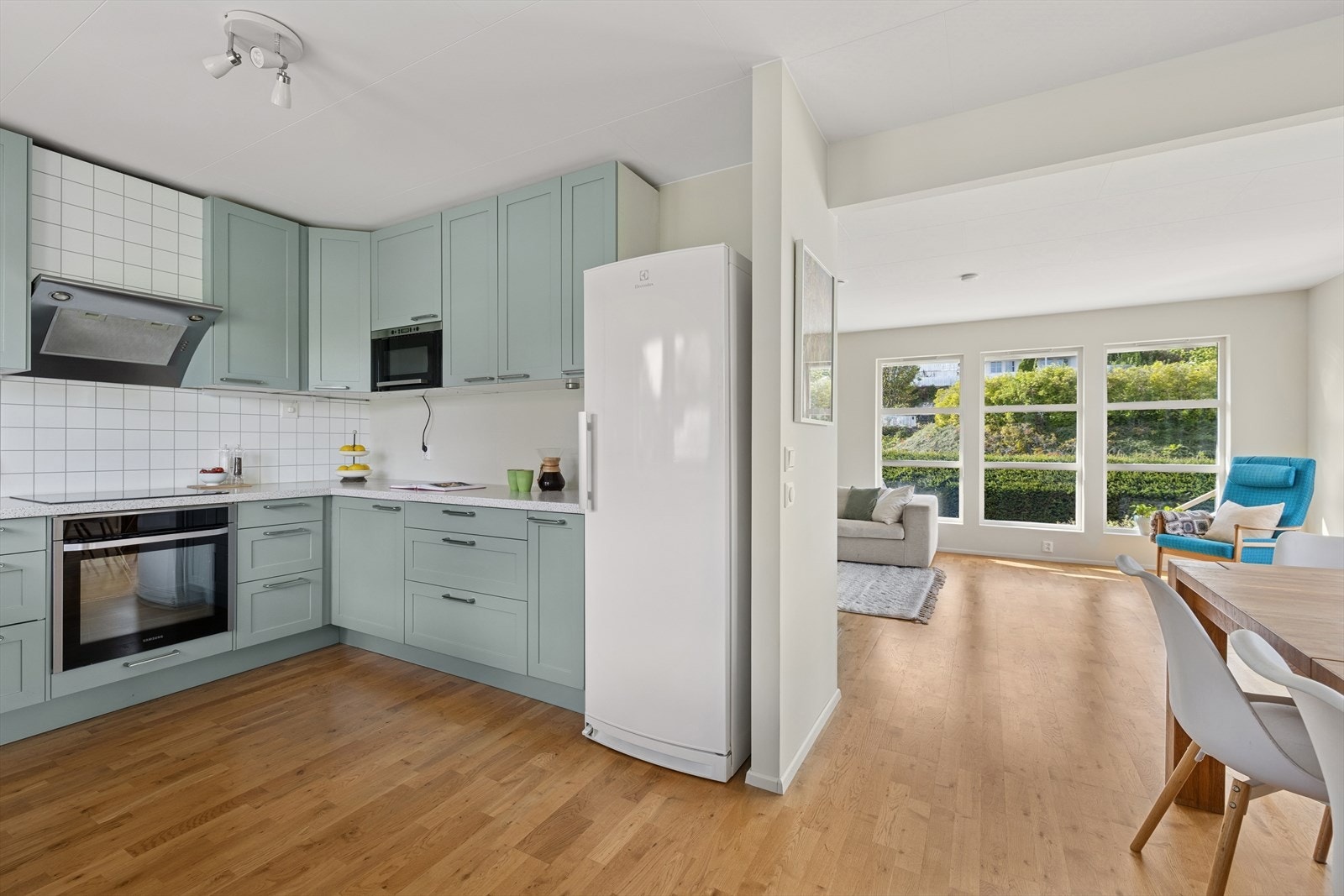 Her er det delvis åpen stue og kjøkkenløsning som gjør rommet mer sosialt. Galleribilde