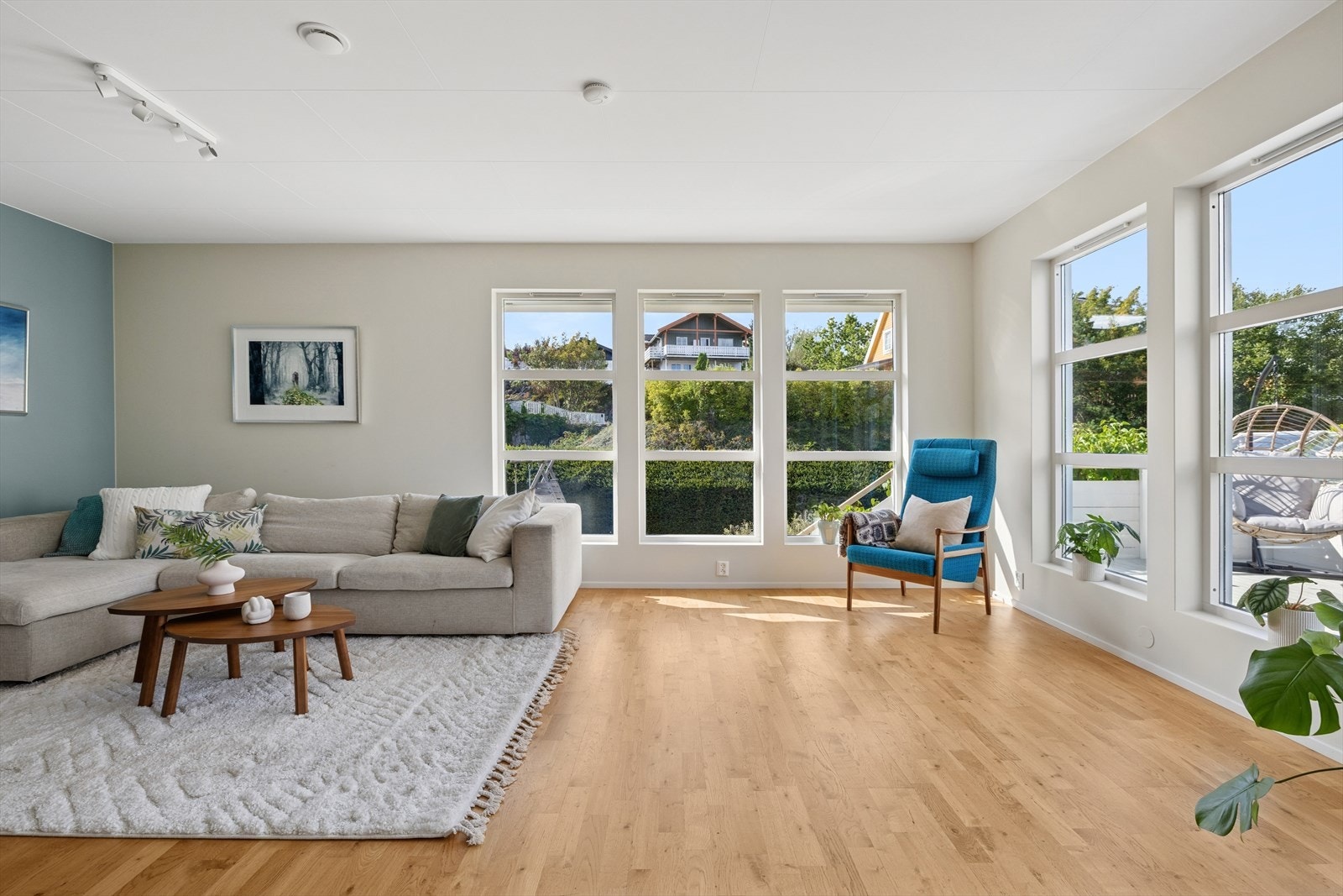 Stuen er malt i lyse tidsriktige farger og har parkett på gulv. Galleribilde