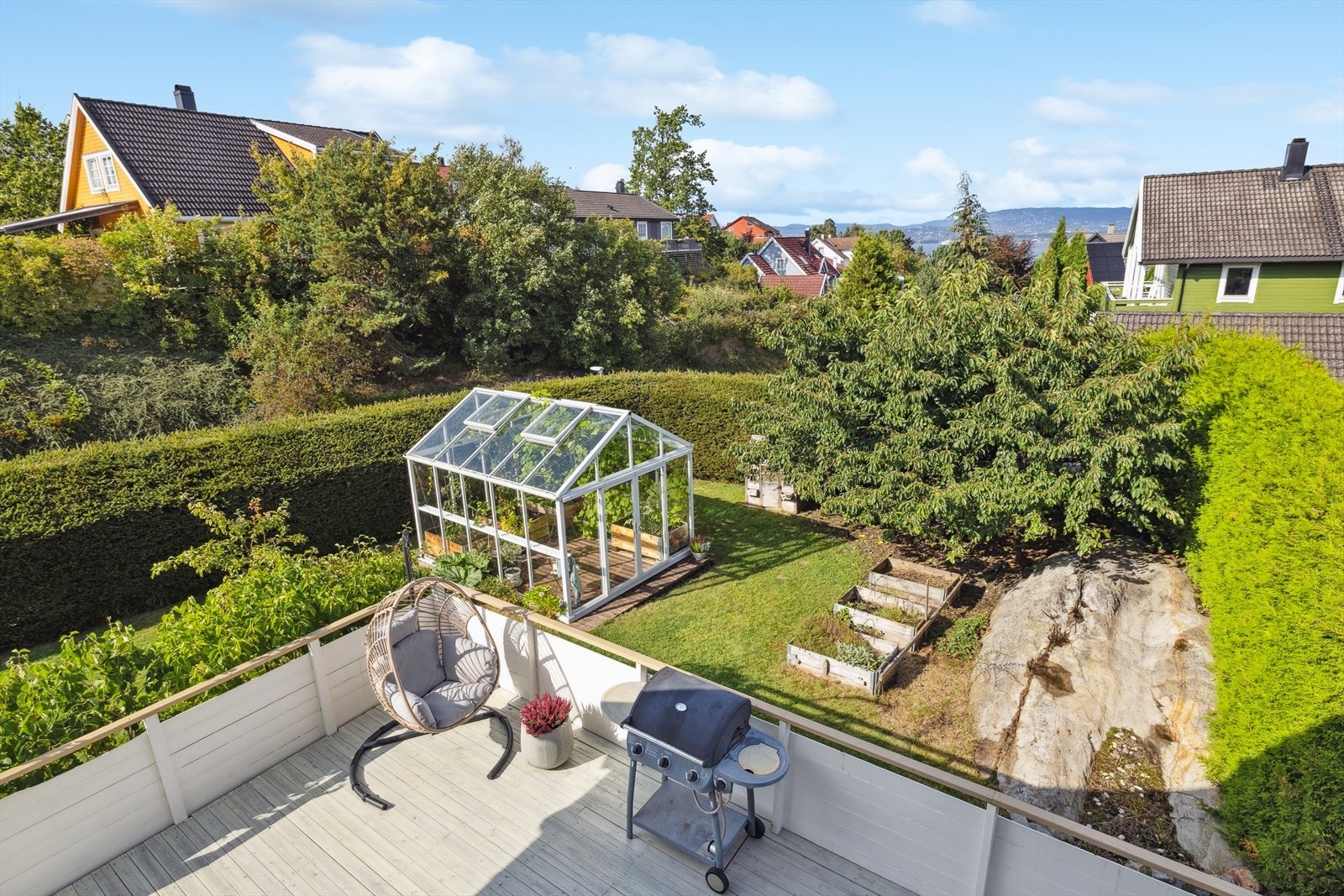 Solrik tomt som er opparbeidet med en pen hage. Galleribilde