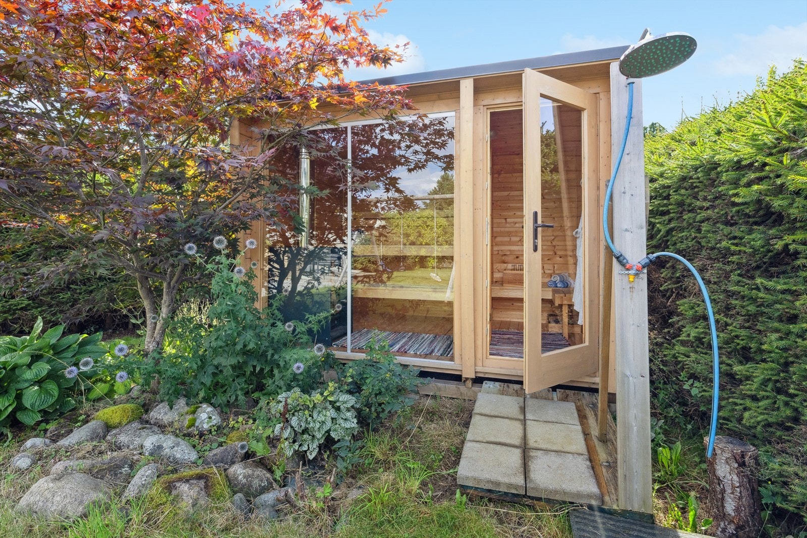 Frittliggende badstue i hagen. Galleribilde