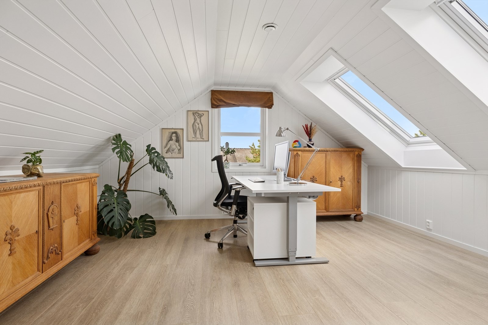 Lys loftstue/soverom som har godt med plass til å innrede etter eget ønske og behov. Galleribilde