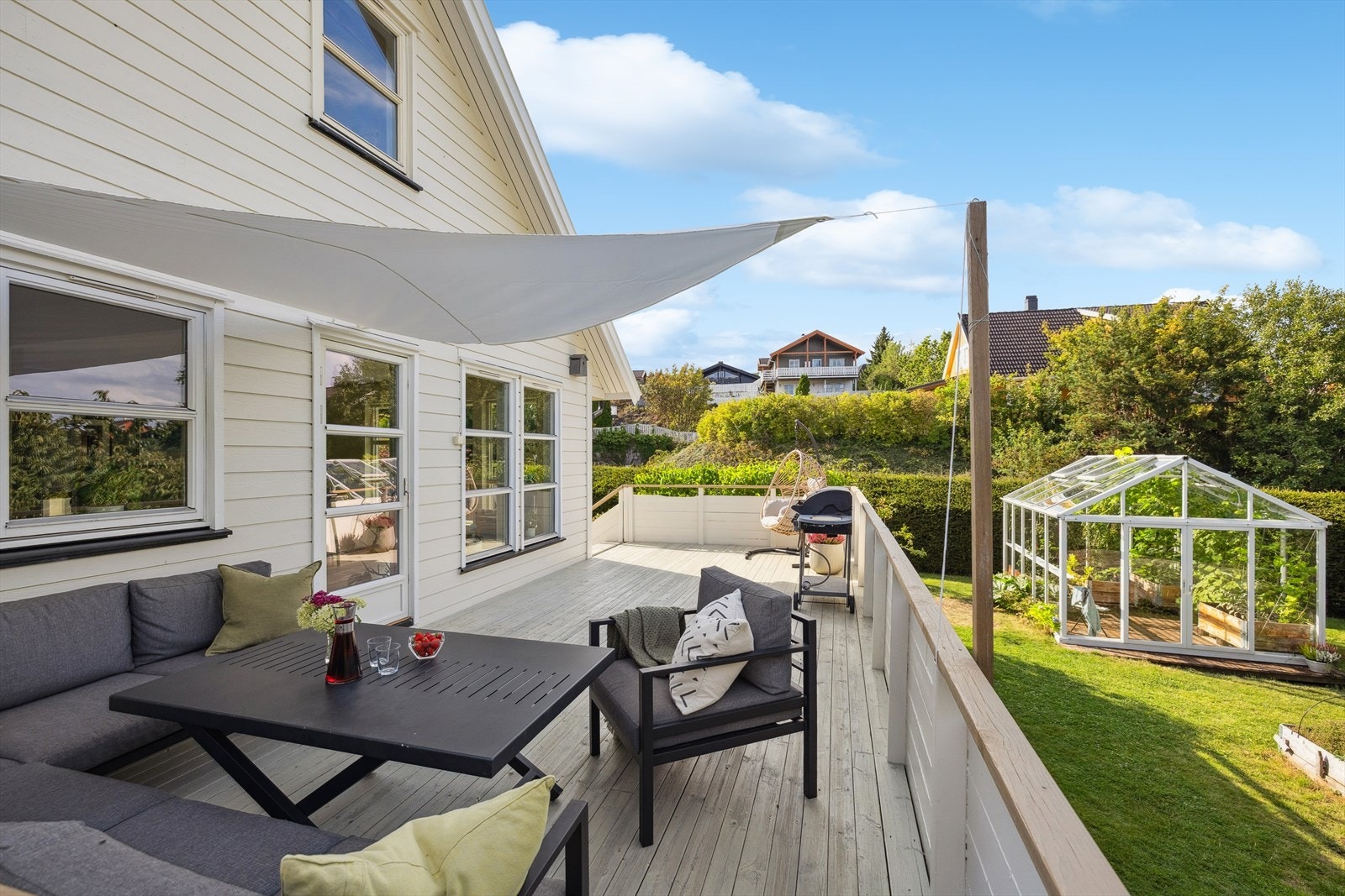 Eiendommen har flere solrike uteplasser hvor man lett kan flytte seg etter sola. Deler av terrassen er ikke godkjent, se mer pkt. ferdigattest. Galleribilde