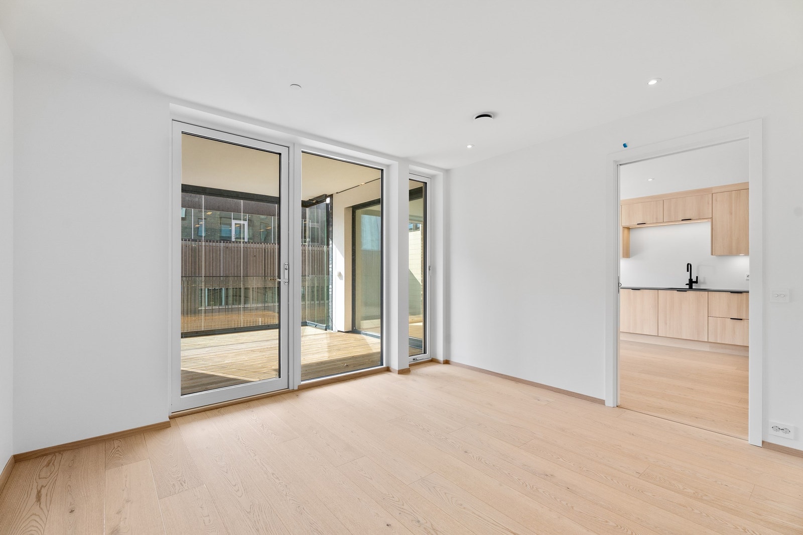 Lekkert og behagelig hovedsoverom med egen utgang til balkongen og store vindusflater som gir fint lys Galleribilde