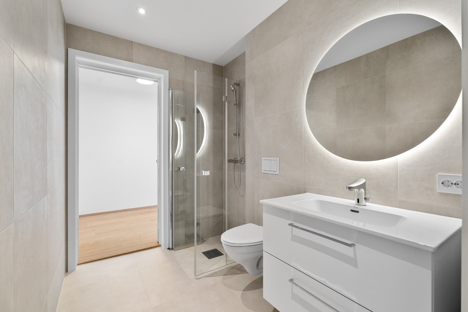 Lekkert bad med dusj, toalett og servant med god plass i skuffer Galleribilde