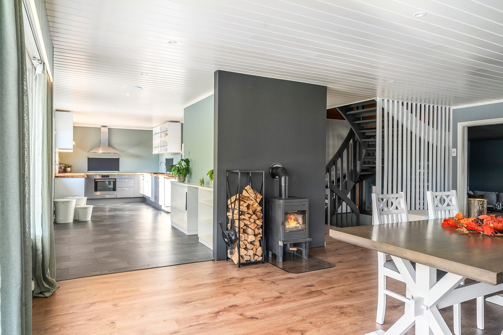 Drenert begge sider av boligen og lagt overvann/takvann i egne rør til grøft. Galleribilde