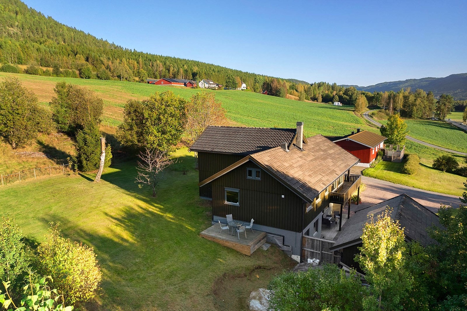 Stor hage der barn og firbente kan løpe trygt. Galleribilde