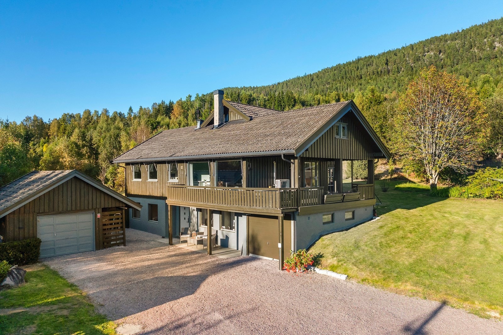 FasadVelkommen til Efteløtveien 595! En innholdsrik og påkostet enebolig o/3 plan med en moderne standard. Perfekt for en barnefamilie. Galleribilde