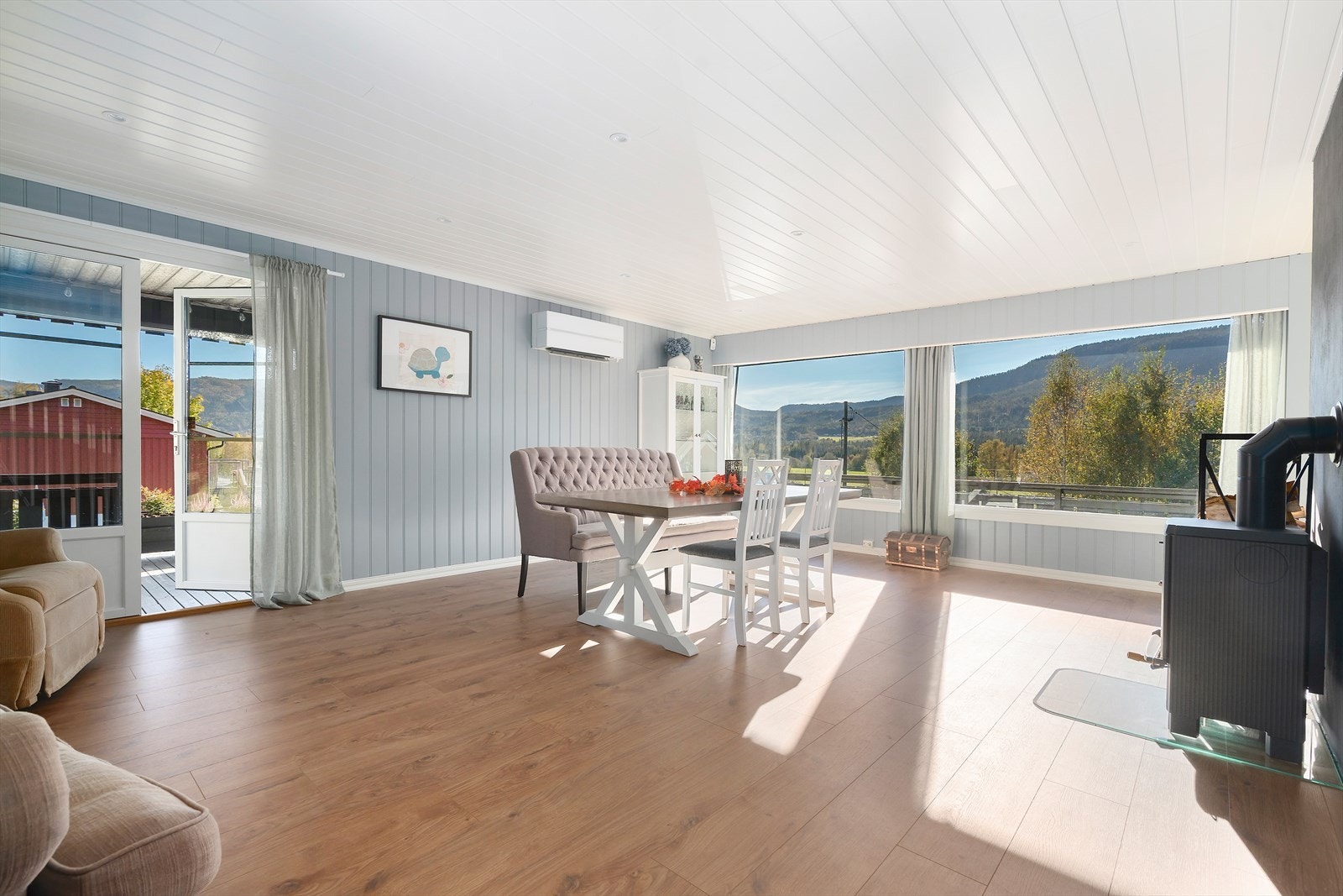 Stuen varmes effektiv opp med varmepumpen og peis. Galleribilde