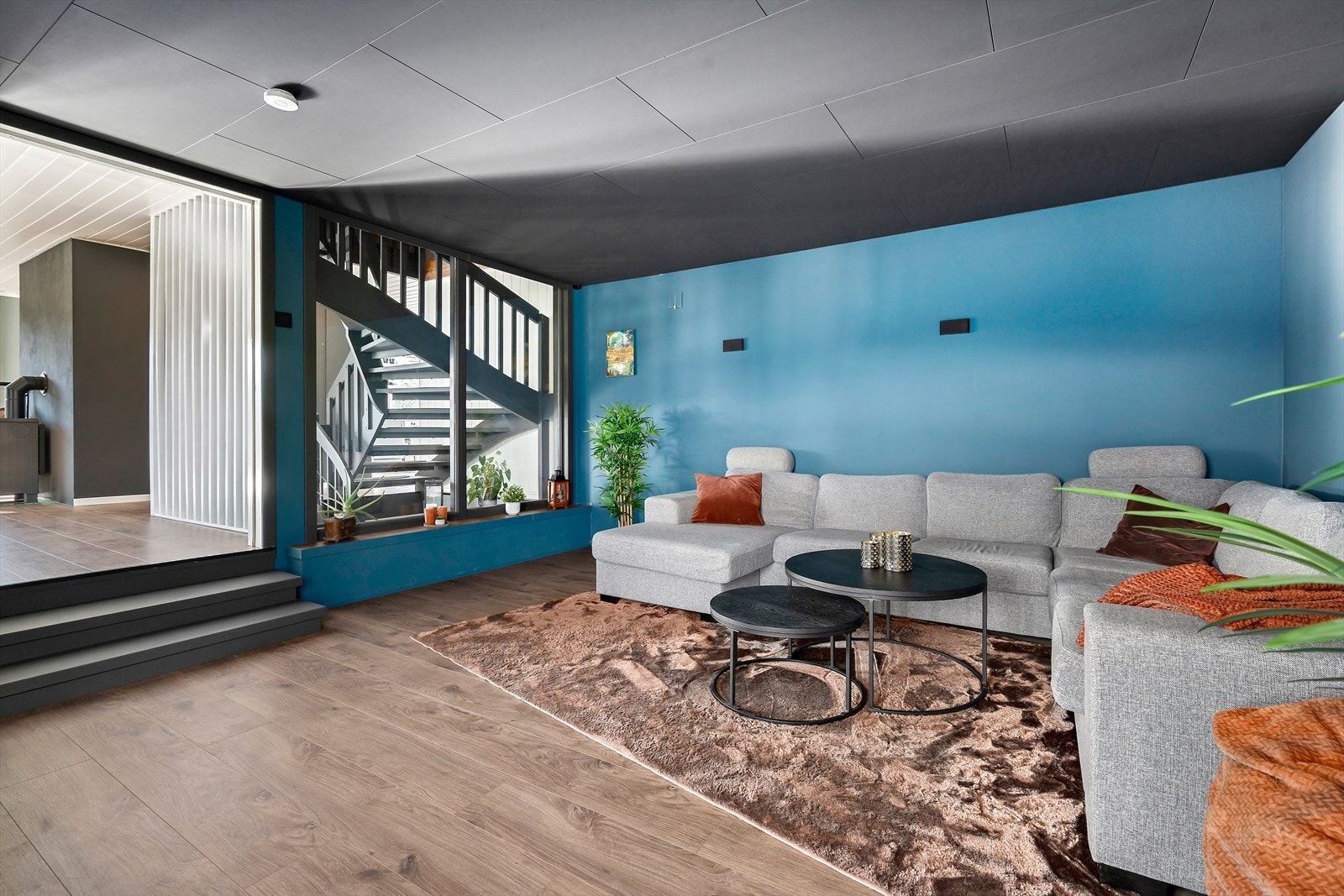 Mellom tv-stuen og spisestuen er det åpnet opp og lagt glassramme ved trappeløpet. Dette gir rommet mye naturlig lysinnslipp. Galleribilde