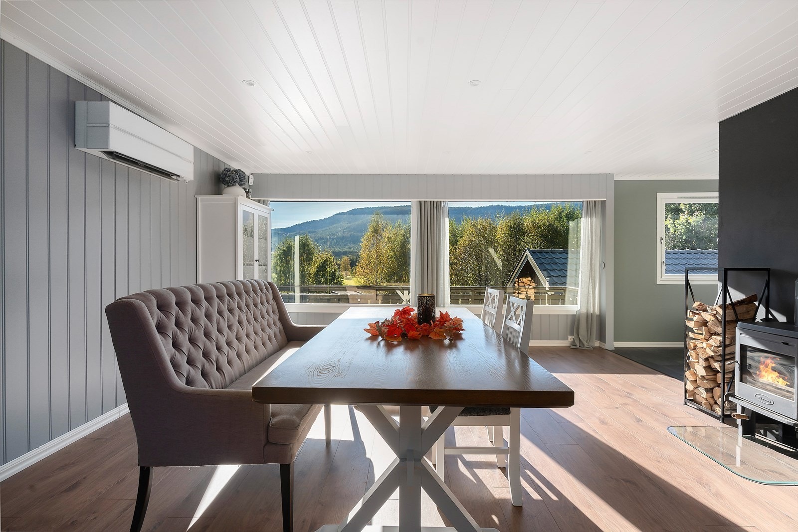 Pusset opp stue, kjøkken, tv-stue, bad og toalett i 2. etasje. Galleribilde