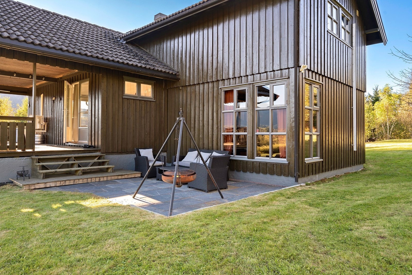 Flere koselige uteplasser rundt huset, slik at man kan sette seg der solen er. Galleribilde