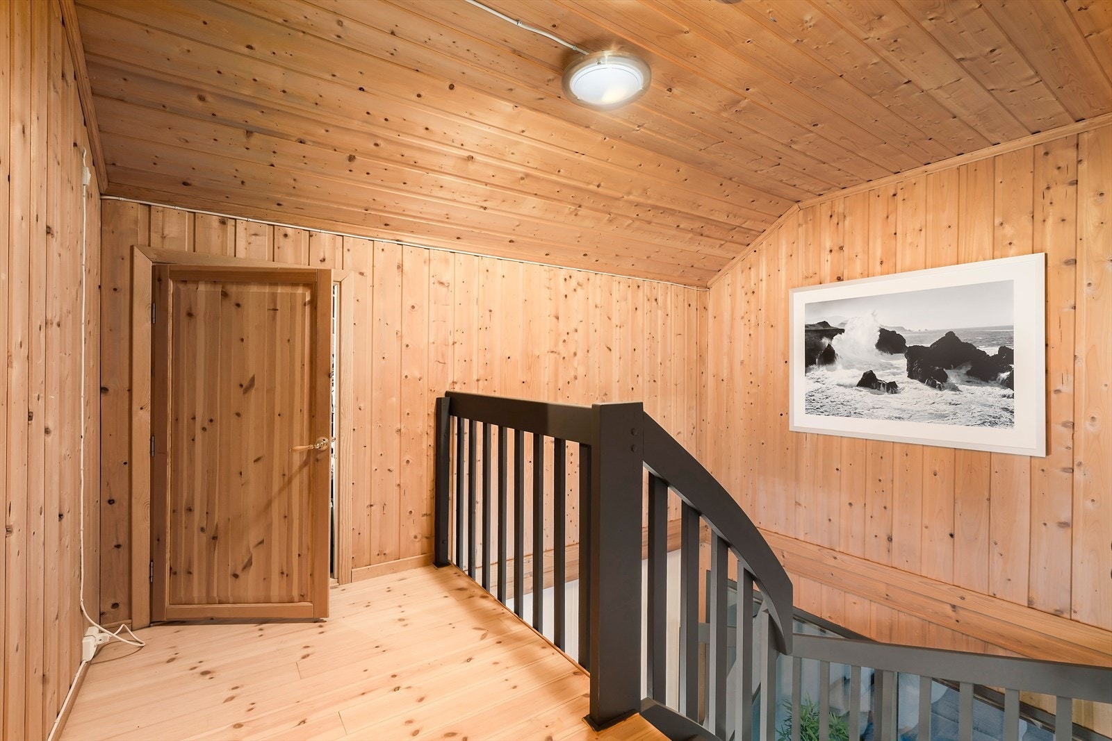 3 etg har du mye lagringsplass på kneloft, samt en stor loftstue. Galleribilde