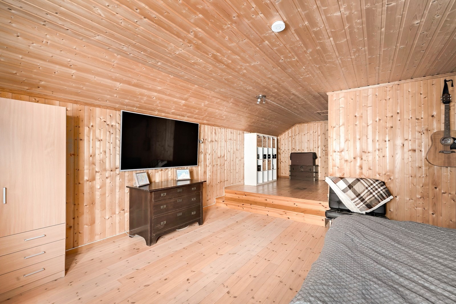 Stor og luftig loftstue som er innredet som soverom. Galleribilde